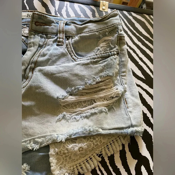 Mudd distressed jean shorts size 7 - Picture 3 of 6